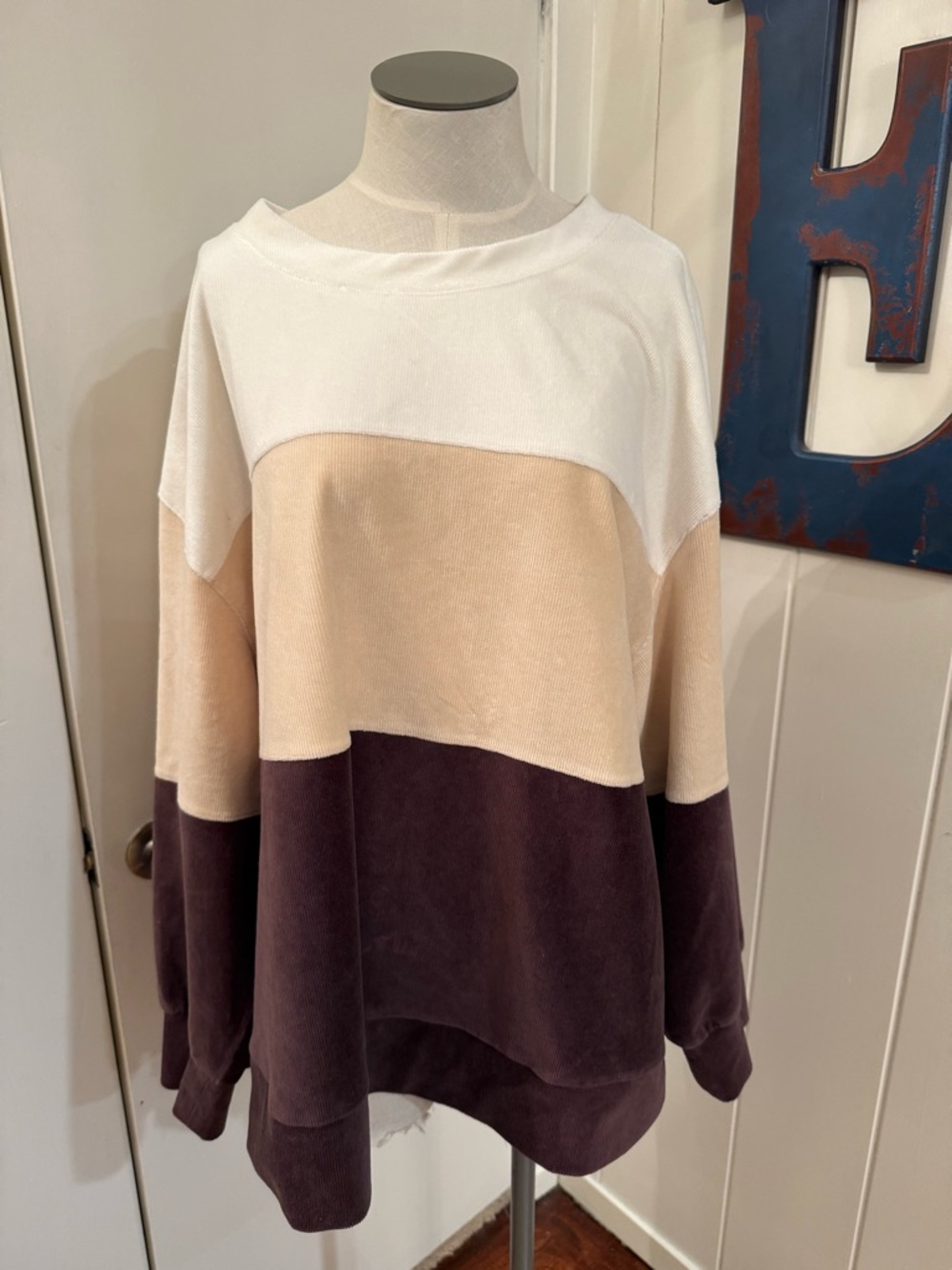 Te Verde Three-Tone Crewneck velour Sweatshirt in cream, Beige& Dark Brown Sz 1X